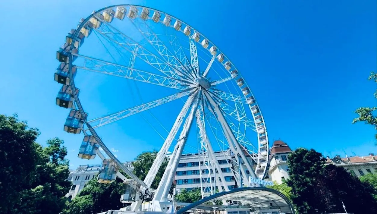 Downtown Deak-Ferris Wheel Luxury Home Budapest Apartment