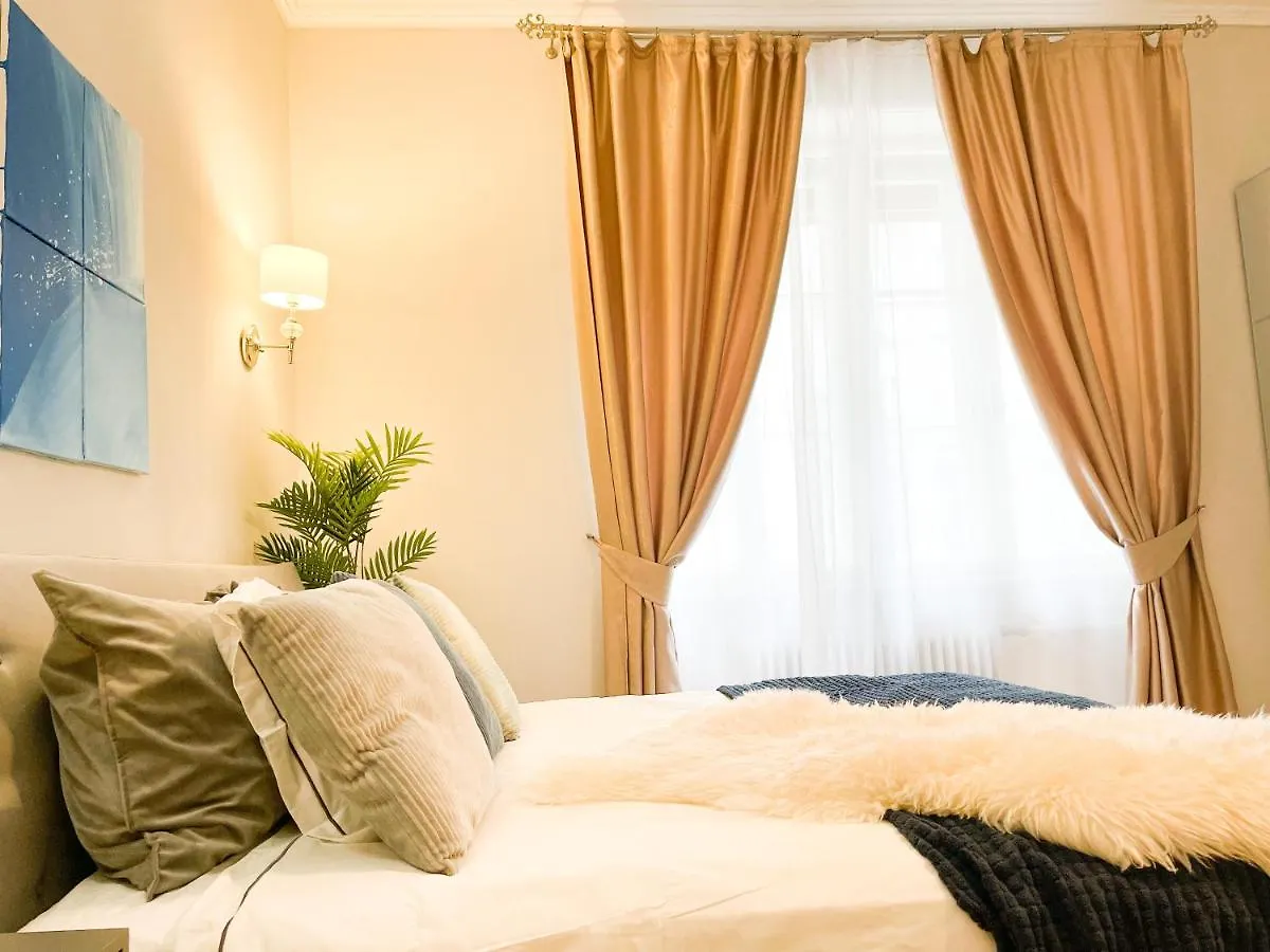 Downtown Deak-Ferris Wheel Luxury Home Budapest Hungary