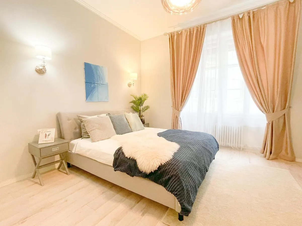 Downtown Deak-Ferris Wheel Luxury Home Budapest
