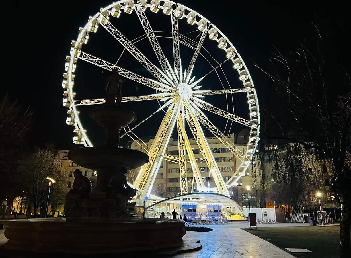 Downtown Deak-Ferris Wheel Luxury Home Budapest